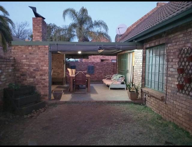 2 BEDROOM TOWNHOUSE FOR SALE IN SILVERTON